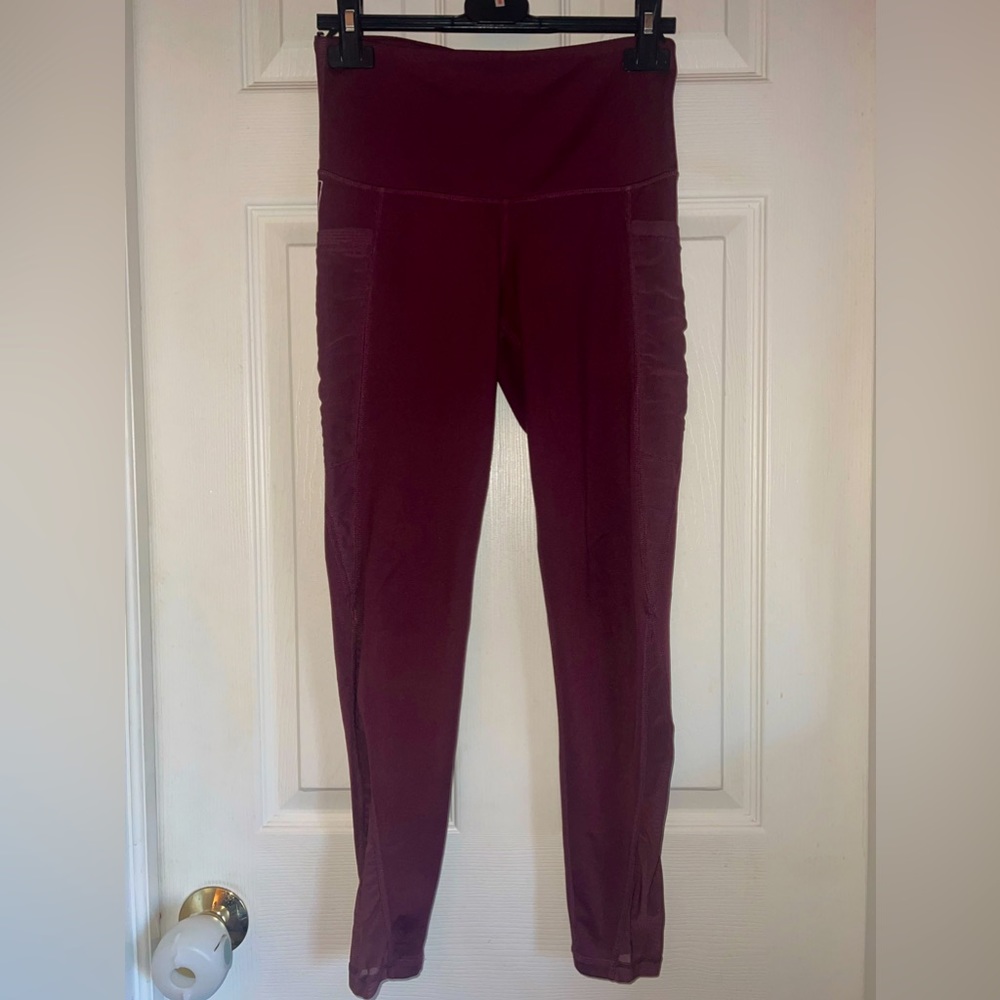 1st Phorm maroon leggings with side pockets and back pocket!
